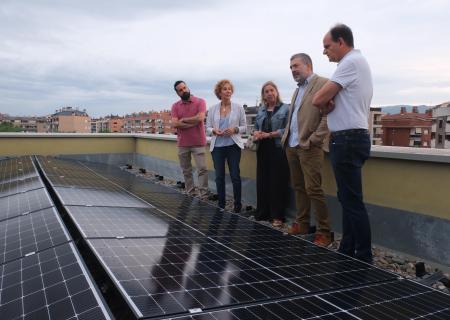 L'alcaldessa de Sant Joan Despí, Belén García, ha visitat les obres d'instal·lació de plaques solars als edificis d'habitatges protegits d'ADSA