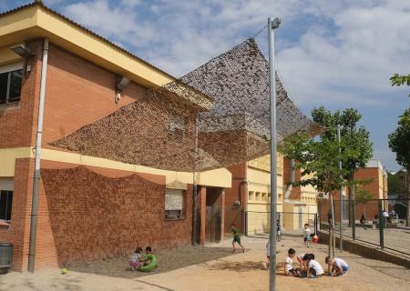 La instal·lació de tendals als patis dels centres escolars ha estat un dels projectes guanyadors dels Pressupostos Participatius