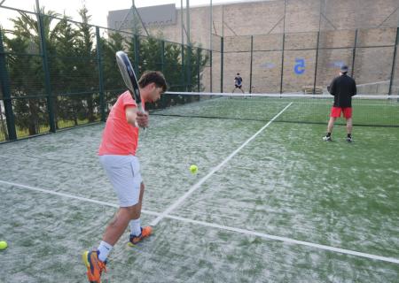 Nova gespa pista pàdel poliesportiu Francesc Calvet 