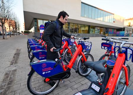 El servei AMBici amplia l'horari a partir de l'1 d'agost i funcionarà fins a les 2 de la matinada cada dia