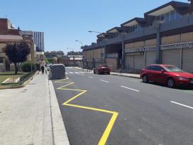 Treballs d'asfaltatge al carrer de Cornella de Llobregat
