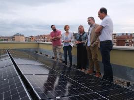 L'alcaldessa de Sant Joan Despí, Belén García, ha visitat les obres d'instal·lació de plaques solars als edificis d'habitatges protegits d'ADSA