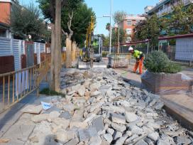 Operaris treballant en les obres del carril.