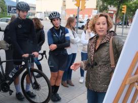 L'alcaldessa de Sant Joan Despí, Belén García, presentant al veïnat el futur carril bici de l'avinguda de l'Onze de Setembre, a les Begudes