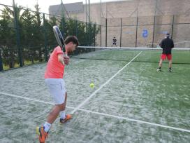 Nova gespa a les pistes de pàdel del poliesportiu Francesc Calvet 