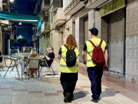 Un equip d'agents ajuden la Policia Local a garantir la convivència durant les nits