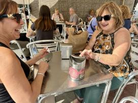 L’Ajuntament reparteix papereres a les taules de les terrasses per fomentar el civisme i la netedat