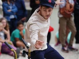 Espectacle familiar: The postman