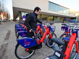 El servei AMBici amplia l'horari a partir de l'1 d'agost i funcionarà fins a les 2 de la matinada cada dia