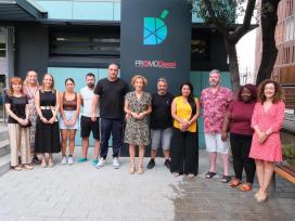 Imatge de grup de les nou persones en situació d’atur que l'Ajuntamennt ha incorporat per treballar durant sis mesos com a agents de convivència