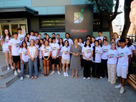 Imatge de grup de les 40 persones joves contractades mitjançant els programes Work Experience i Treballa a l’Estiu