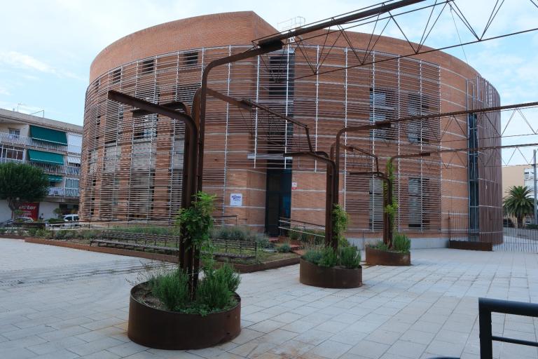 L’espai públic a l’entorn del Centre Cívic Les Planes s’ha ajardinat amb diferents elements de naturalització.