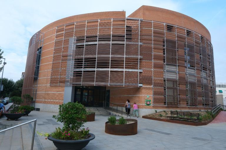 La reforma del Centre Cívic de Les Planes ha inclòs la millora de l’eficiència energètica de l’edifici gràcies a la incorporació d’una pell exterior -que ajuda a l’aïllament tèrmic-, al canvi de finestres i a la instal·lació de plaques fotovoltaiques.