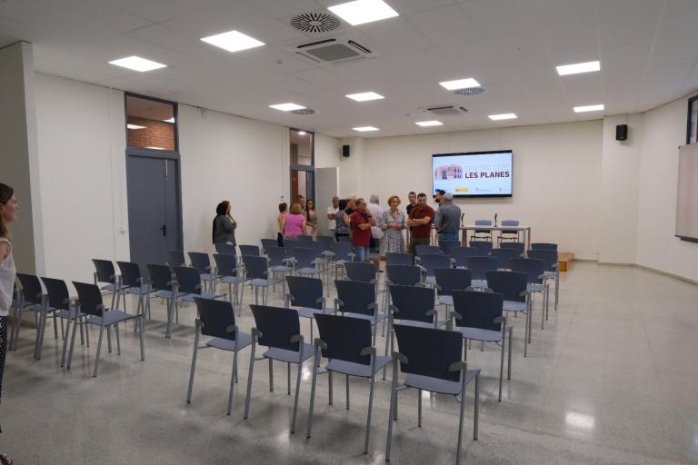 Les obres de reforma del Centre Cívic Les Planes han inclòs la renovació del sistema de climatització, la creació d’una nova sala per a reunions i conferències -sonoritzada i amb pantalla gegant-, la remodelació completa del vestíbul, la millora dels lavabos, així com treballs de pintura.