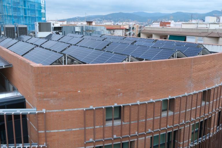 La reforma del Centre Cívic de Les Planes ha inclòs la millora de l’eficiència energètica de l’edifici gràcies a la incorporació d’una pell exterior -que ajuda a l’aïllament tèrmic-, al canvi de finestres i a la instal·lació de plaques fotovoltaiques.