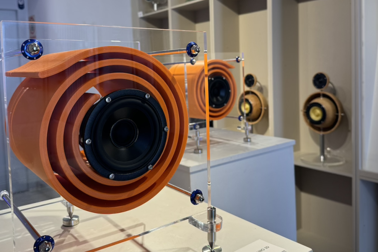 ‘Els bafles que mai imaginaries’, una exposició d’aparells d’àudio amb una estètica innovadora i artística
