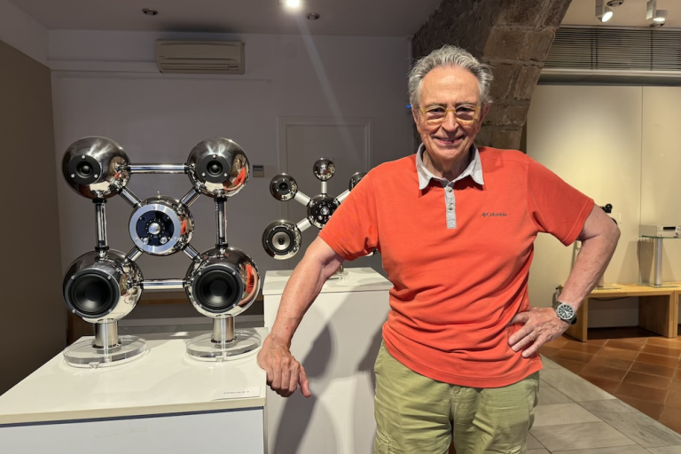 El santjoanenc Jorge Castelnuovo presenta al Centre Jujol-Can Negre ‘Els bafles que mai imaginaries’, una exposició d’aparells d’àudio amb una estètica innovadora i artística