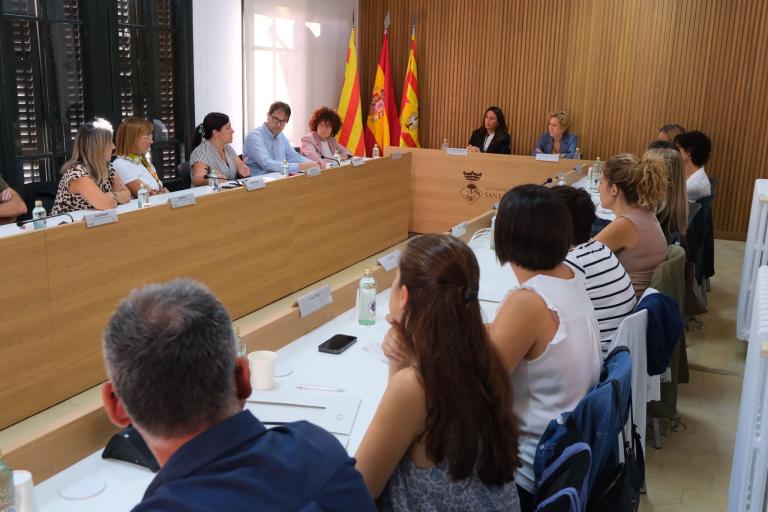 La consellera d'Educació, Esther Niubó, i l'alcaldessa Belén García s'han reunit amb les direccions dels centres educatius de Sant Joan Despí