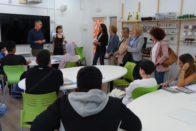 La consellera d'Educació, Esther Niubó, i l'alcaldessa Belén García han visitat el Centre de Formació de Persones Adultes Arquitecte Jujol