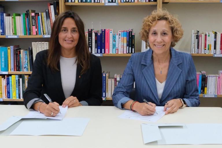 La consellera d'Educació, Esther Niubó, i l'alcaldessa Belén García han signat un acord per a l’adequació de l’oferta de places d’educació secundària a la ciutat