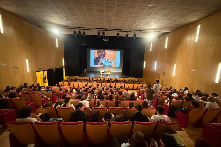 Imatge de la xerrada amb Roland Mimi Ngoy, de la República Democràtica del Congo, en el marc del Fòrum Joves pels Drets Humans