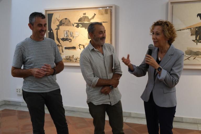 Imatge de la inauguració de l'exposició 'El murmullo de la manzana' del pintor Miguel Rasero al Centre Jujol-Can Negre
