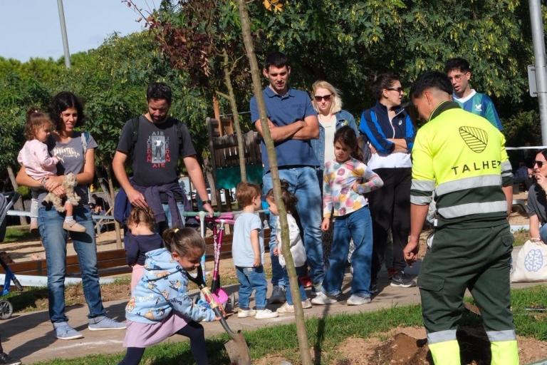 Els infants ajuden a renovar l'arbrat del parc del Mil·lenari