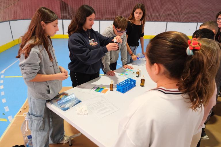 Sant Joan Despí acosta infants i joves a la ciència a través de l’observació i l’experimentació