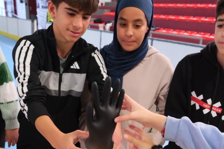 Sant Joan Despí acosta infants i joves a la ciència a través de l’observació i l’experimentació