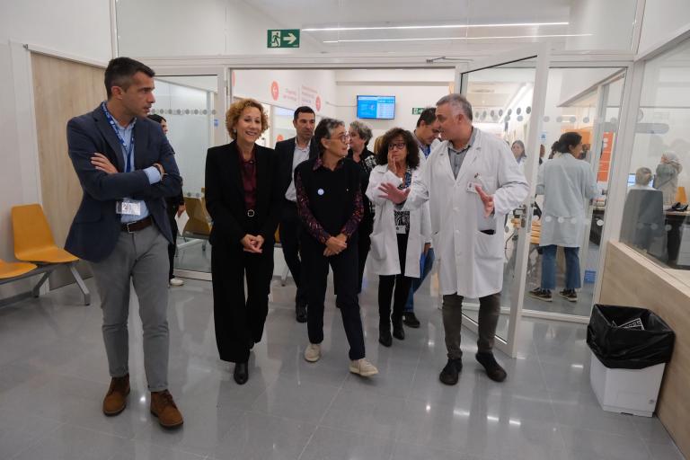 La consellera de Salut, Olga Pané, i l'alcaldessa de Sant Joan Despí, Belén García, durant la visita a la remodelació de l'hospital