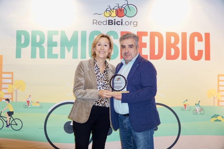 L'alcaldessa de Sant Joan Despí, Belén García, recollint el Premi RedBici 2025 a millor infraestructura ciclista urbana