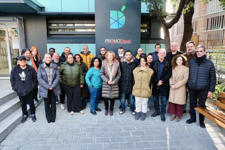 Fotografia de grup de l'alcaldessa, Belén Garcia, amb les persones contractades 