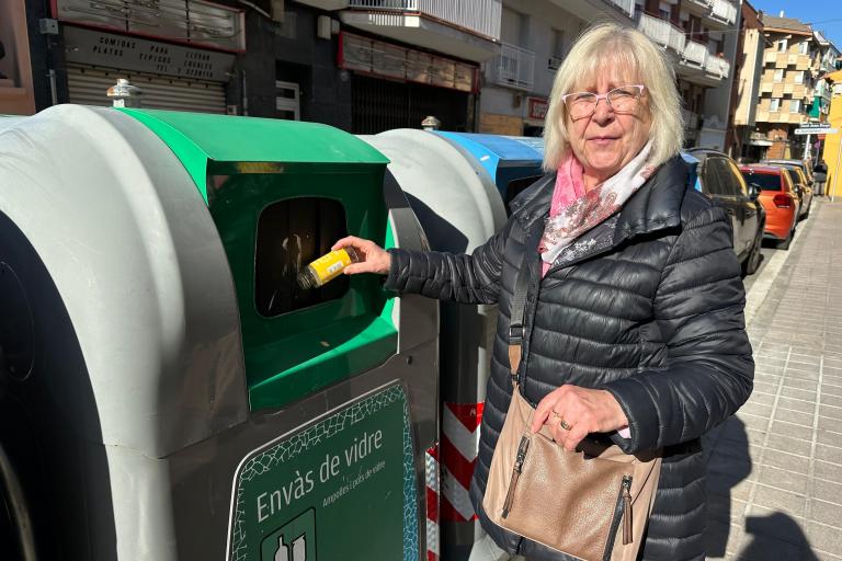 Dona gran utilitzant un contenidor