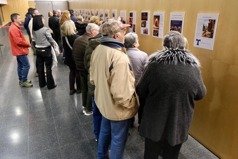 Gent visitant l'exposició dels Tres Tombs.