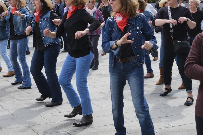 Taller de ball Mou-te per la igualtat