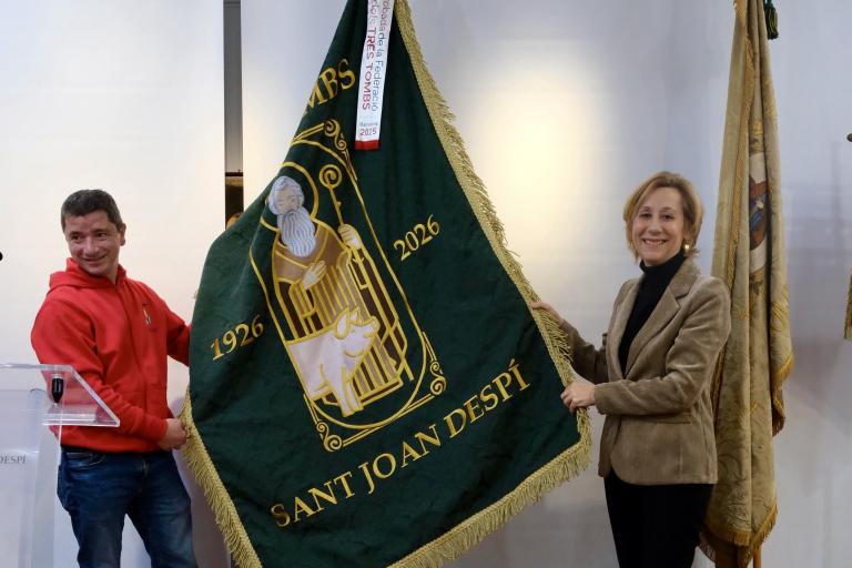 Alcaldessa i cap de colla amb la nova bandera