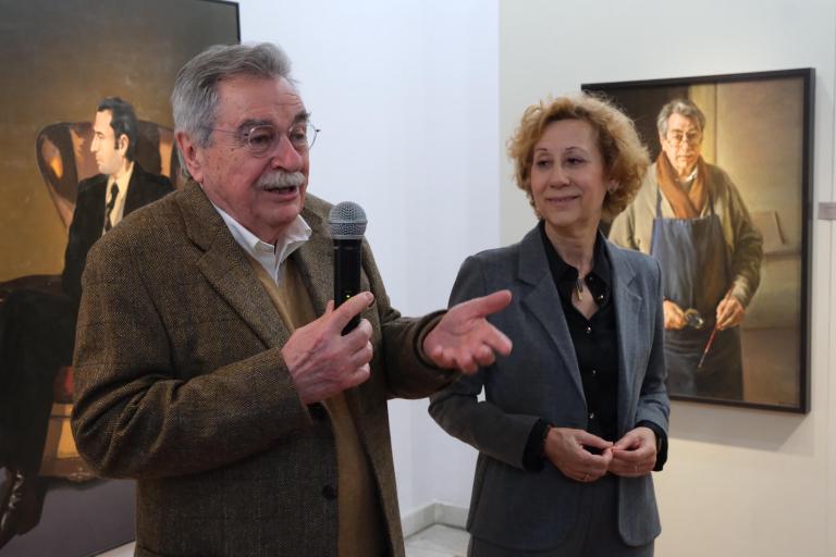 El pintor Xavier Serra de Rivera i l'alcaldessa de Sant Joan Despí, Belén García, durant la inauguració de l'exposició retrospectiva de l'artista