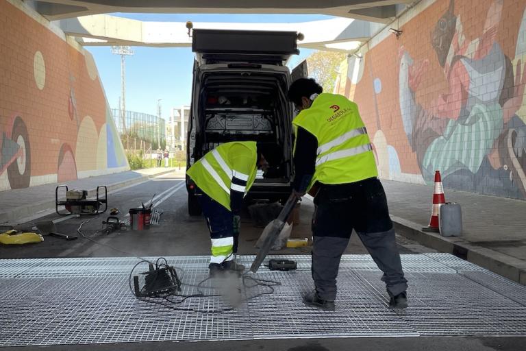 L’actuació consisteix en la instal·lació de reixes als passos inferiors i superiors que creuen les carreteres A-2 i B-23 per evitar el pas de senglars