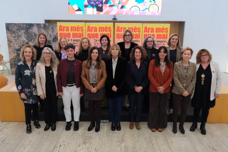 Les 16 alcaldesses de la comarca han participat a la presentació del 7è Congrés de les Dones del Baix Llobregat
