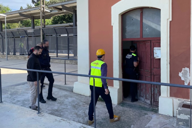 La intervenció de l’Ajuntament de Sant Joan Despí posa fi a l’ocupació de l’estació de Rodalies i permetrà iniciar les obres per reobrir-ne el vestíbul