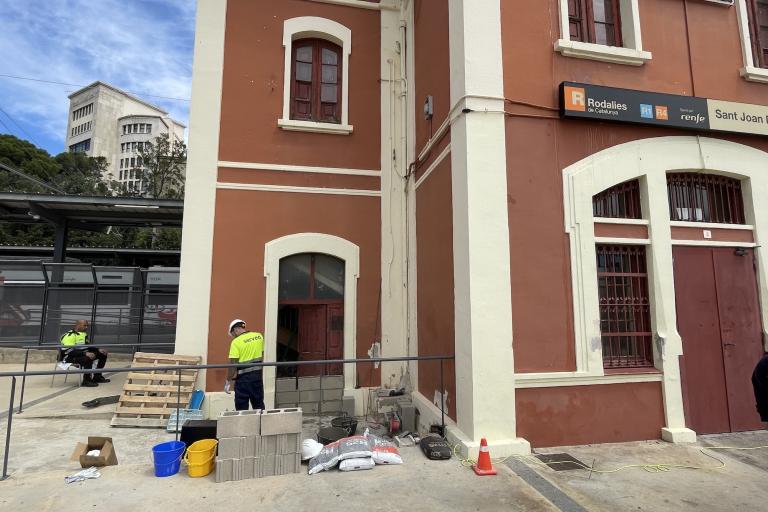 La intervenció de l’Ajuntament de Sant Joan Despí posa fi a l’ocupació de l’estació de Rodalies i permetrà iniciar les obres per reobrir-ne el vestíbul