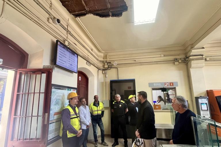La intervenció de l’Ajuntament de Sant Joan Despí posa fi a l’ocupació de l’estació de Rodalies i permetrà iniciar les obres per reobrir-ne el vestíbul