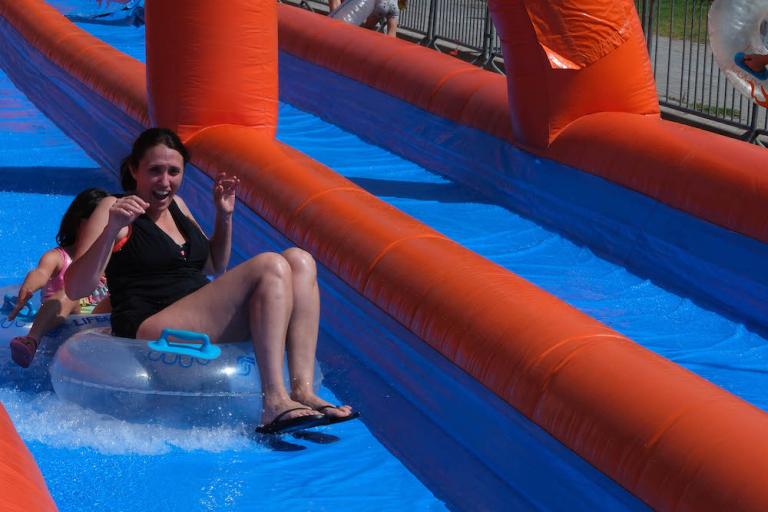 Tobogan infinit i inflables refrescants