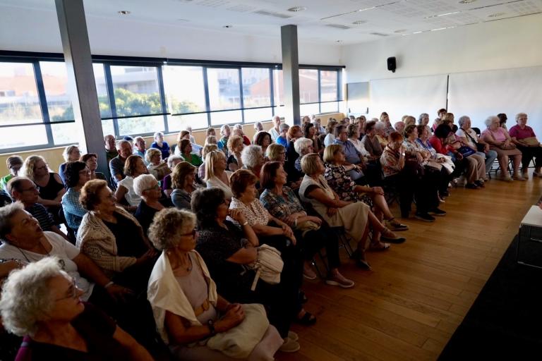 La conferència de la il·lustradora Elisabeth Justicia ha omplert la sala Aloma del Centre Cultural Mercè Rodoreda