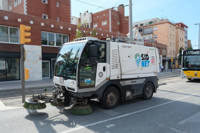 Els serveis de neteja estan actuant en els carrers afectats pel temporal de pluges torrencials