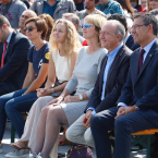 Las hijas y viuda de Johan Cruyff con el alcalde Poveda y el presidente Bartolomé