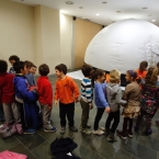 Infants a punt d'entrar al Planetari
