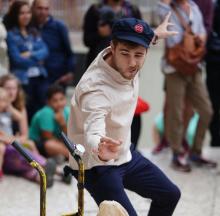 Espectacle familiar: The postman