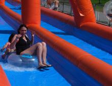 Tobogan infinit i inflables refrescants