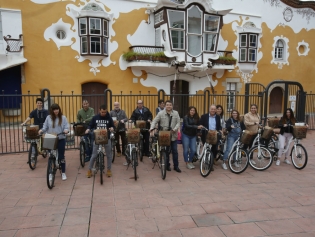 L'alcalde, Antoni Poveda, amb els i les estudiants que han rebut les bicicletes elèctriques
